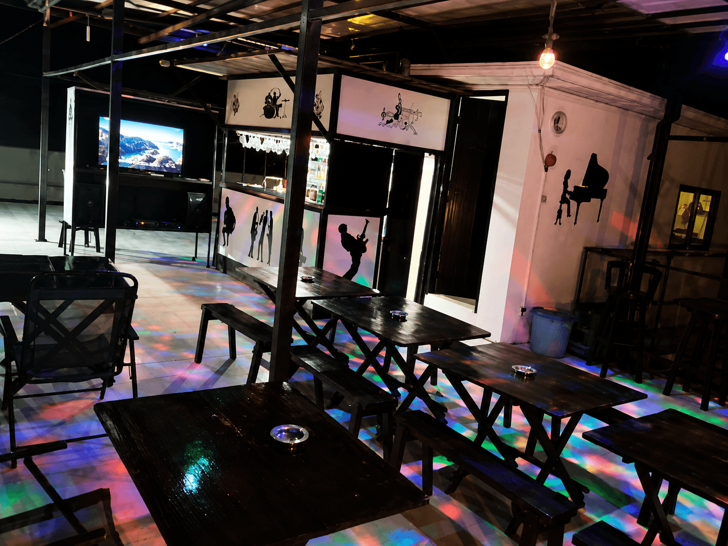 Western Highway Lodge — rooftop terrace seating